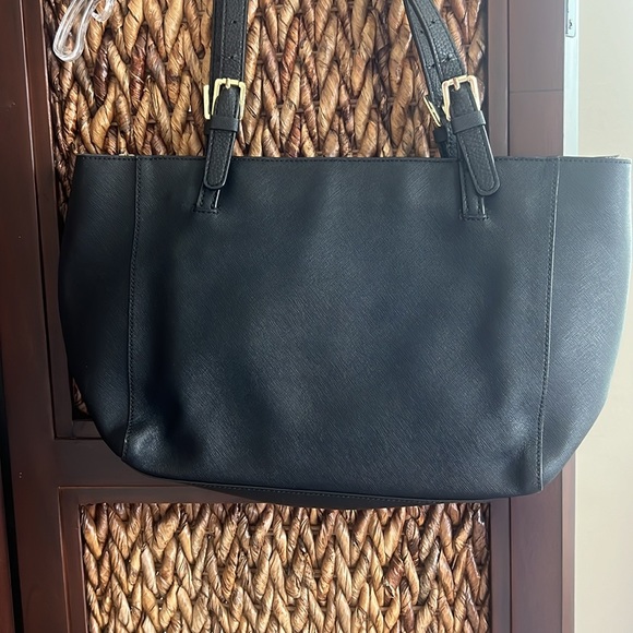 Tory Birch classic black bag needs reserected🌸 bottom and inside like new - Picture 7 of 8